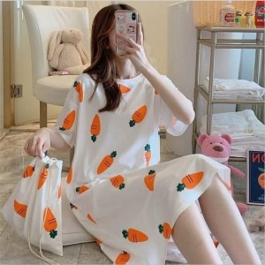 Katoenen pyjama met ronde hals met wortelmotief en volle zak gedragen door een vrouw