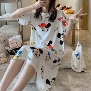 Mickey Mouse en Minnie katoenen nachtjapon met volle tas gedragen door een vrouw