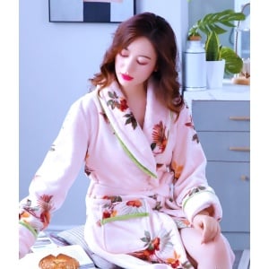 Fleece pyjama met bloemenprint voor vrouwen, gedragen door een vrouw zittend op een bed in een huis