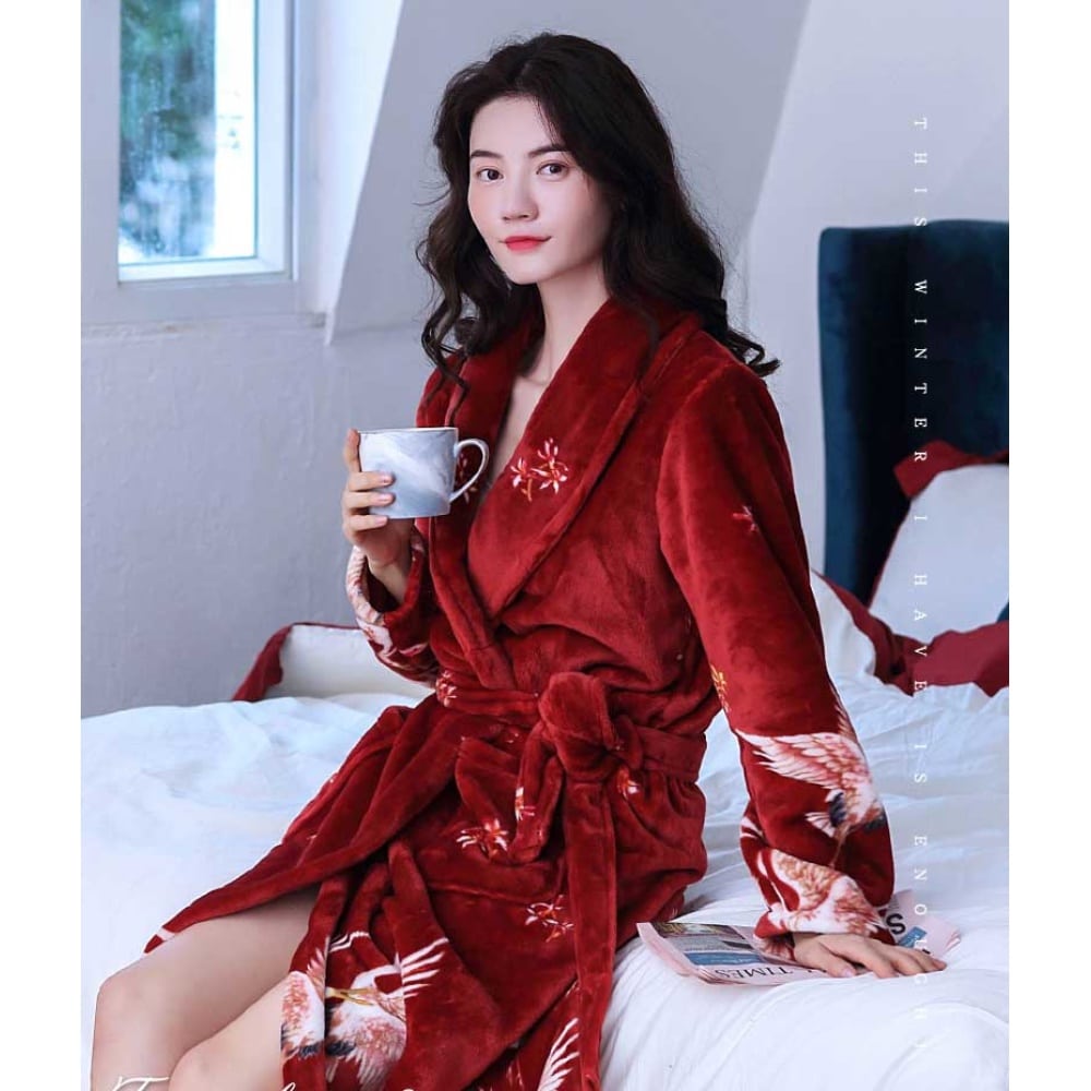 Damespyjama in fleece met vogelprint, gedragen door een vrouw