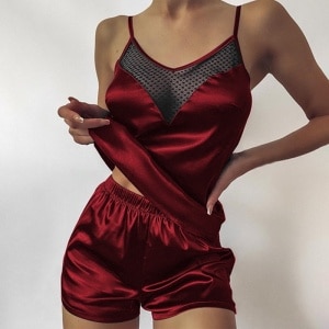 Sexy pyjama van zijde satijn en kant voor vrouwen in modieus bordeauxrood