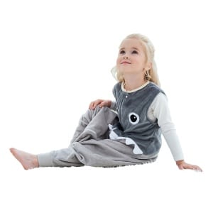 Zachte dierenjumpsuit voor kinderen in grijs met een kleintje dat de jumpsuit draagt en een witte achtergrond