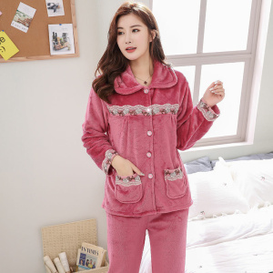Warme fleece pyjamaset voor vrouwen, gedragen door een vrouw in een huis