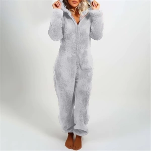 Grijs fleece pyjamapak gedragen door een blonde vrouw