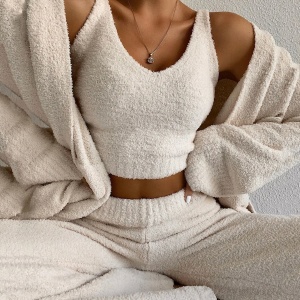 Witte pilou-pyjama gedragen door een vrouw