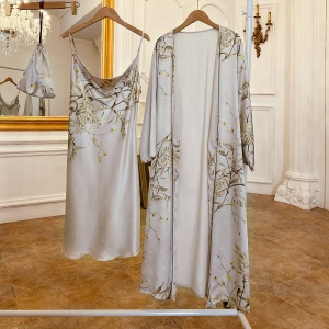 Sexy grijze pyjama met bloemenprint hangend op een kleerhanger in een kamer met houten vloer en witte muur en voor een grote spiegel met gouden lijst
