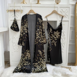 Sexy zwarte pyjama met bloemenprint opgehangen op hangers voor een witte muur met sierlijsten en op een witte bontdeken