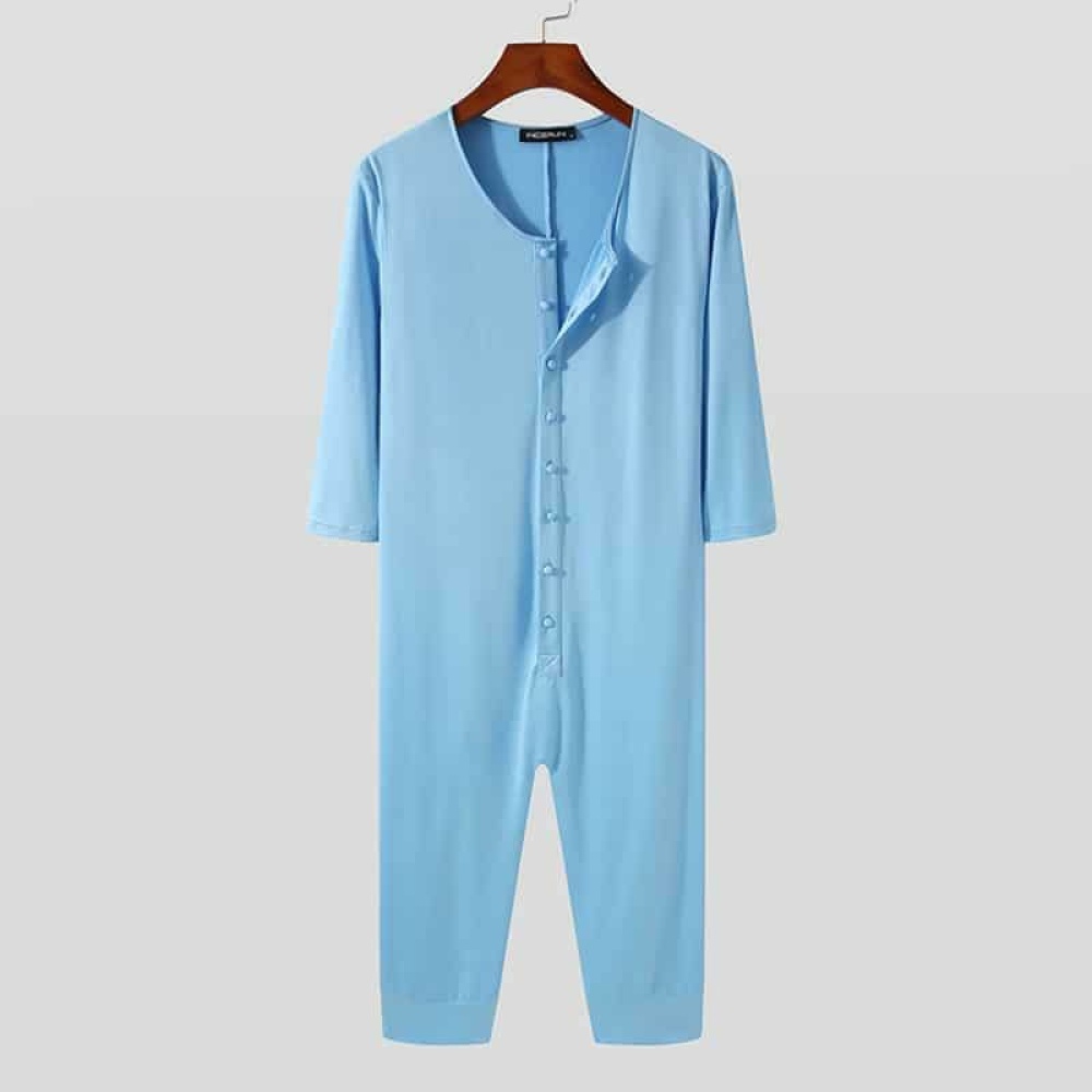 Blauw herenpyjamapak hangend op een kleerhanger