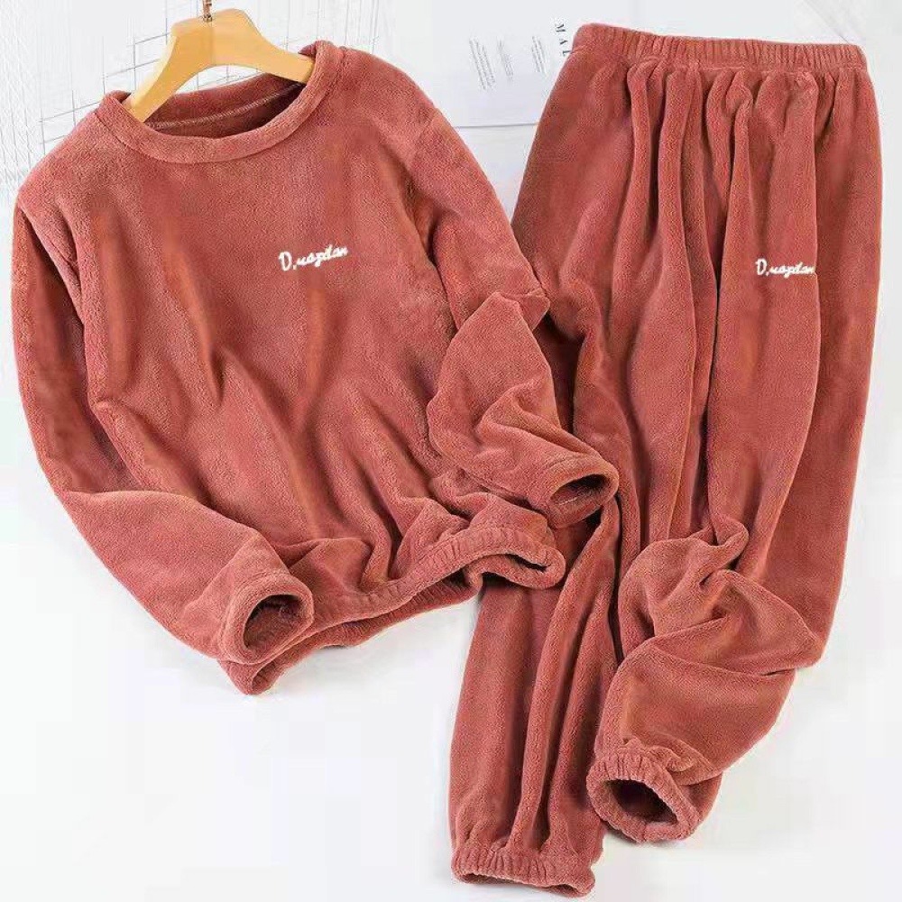 Rode pilou-pyjama in een hanger op een witte achtergrond
