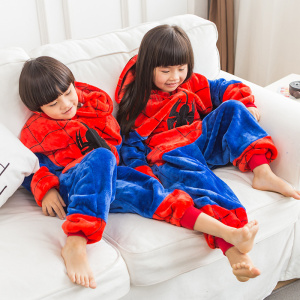 Twee kinderen op bank met blauwe en rode spiderman pyjama set