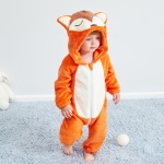 Baby in een oranje vossenpyjamapak