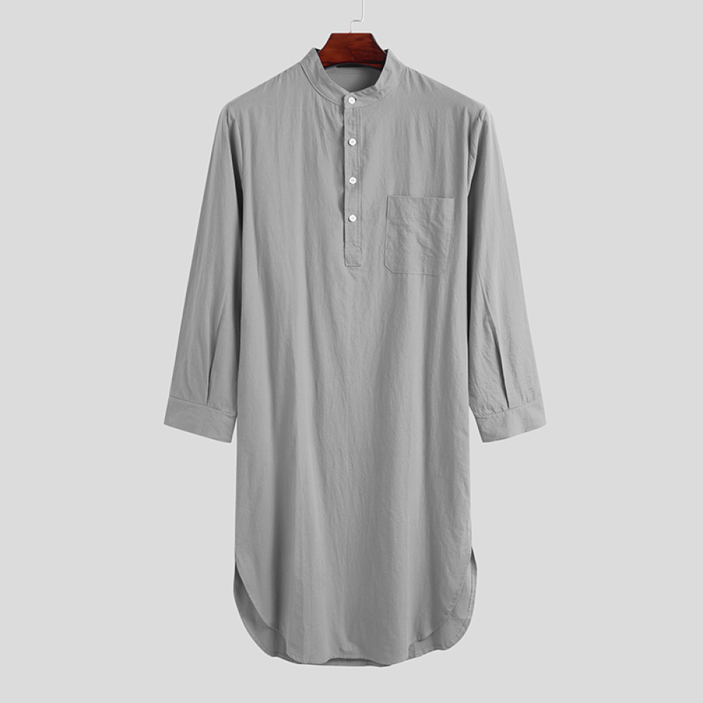 zomerpyjama voor heren met lange mouwen, grijs, hangend op een hanger en gepresenteerd op een grijze achtergrond