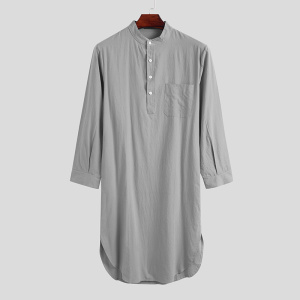 zomerpyjama voor heren met lange mouwen, grijs, hangend op een hanger en gepresenteerd op een grijze achtergrond
