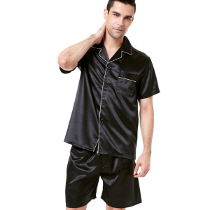 Man staand met zijn nek in zeer elegante zwarte satijnen pyjama