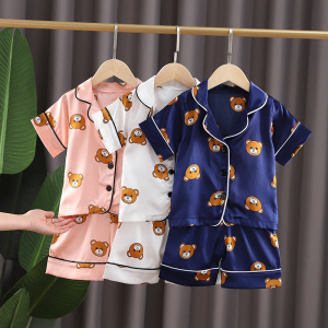 Drie kinderpyjama's op een hanger met berenmotieven in roze, wit en blauw